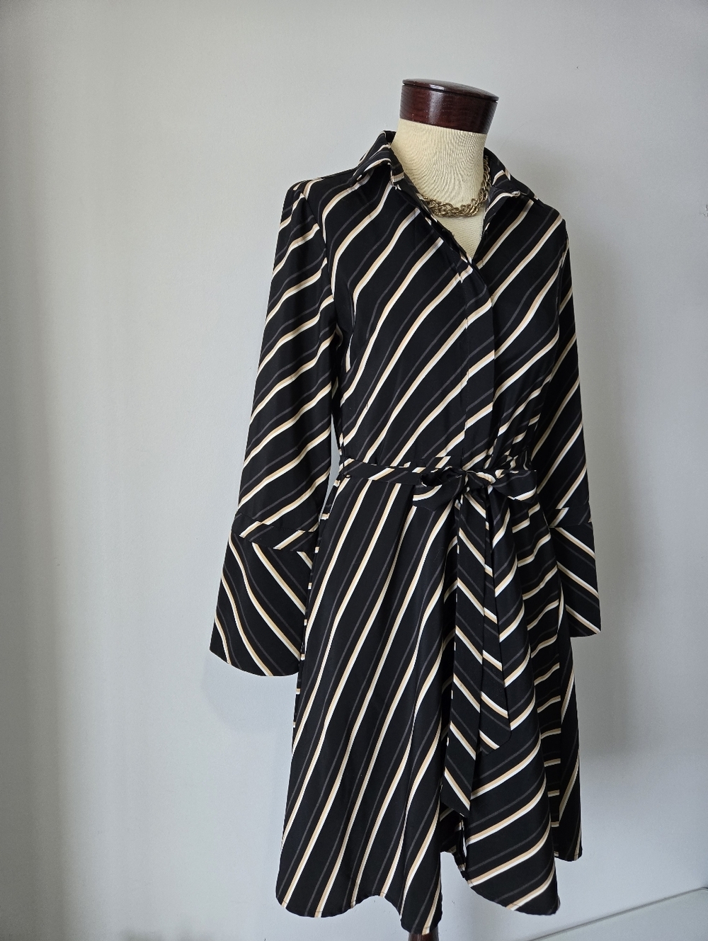 BANANA REPIBLIC FACTORY Striped Tie-Waist Shirt Dress in Black and Cream. Size 4 - Picture 2 of 13